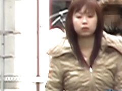 Japanese sharking pro lifts a cute girl's short skirt