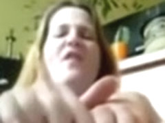 Amateur porn video shows slut dildoing her muff