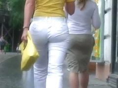 Classy blonde in heels and white pants in a street candid vid