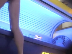 Mature lady wipes the tanning machine
