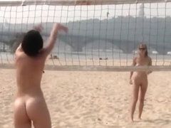 Zwei nackte Teens spielen Volleyball am Strand 01254