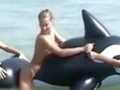 Trois filles exhibent leur cul nu sur une plage