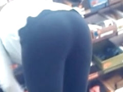Round shoe store booty on leggings