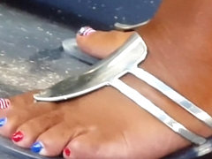 Ebony women's pretty feet with some nice US pedicure.
