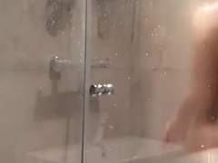 masturbandome en la ducha del hotel