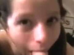 Webcam d'une nana avec des couettes qui pompe son mec
