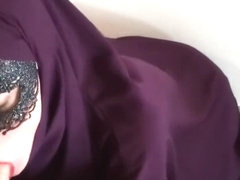 Arabische Hausfrau in Burka bläst dicken Schwanz