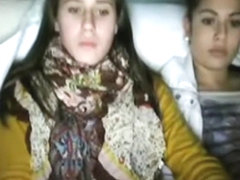 Noies universitaries mirant un home (ampliat)