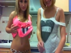 Sexy teasing. Naked babies playing in the kitchen) 101cams