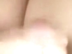 Une anglaise trop bien gaulÃ©e branle une bite qui pleure du sperme