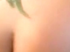 Latina monte sur un mec qui adore ses gros nibards