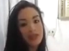 Pri se arrumando no quarto - live