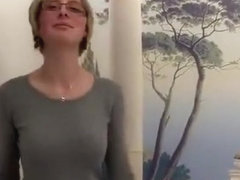 La bourgeoise blonde qui décide de montrer ses vraies talents de cochonne sous un tournage vidéo.