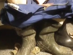 nlboots - stepping into rubber boots