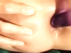 Gierige Arschfotze mit Dildos versorgt