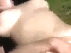 Mamie au camping avec jeunot