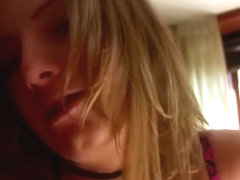 Jeune Quebecoise se frotte la plotte sur une queue