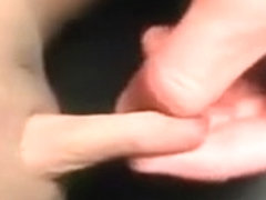 Si masturba il clitoride gigante