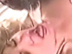 Comiendo semen de un condon