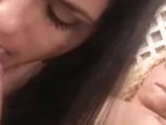 Une jolie shemale féminine se tape une meuf