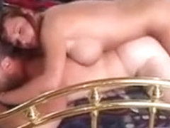 Un mec se fait dépuceler le fion par une bonne shemale