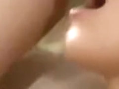 Elle craque sur le voisin et l'invite à baiser à la maison