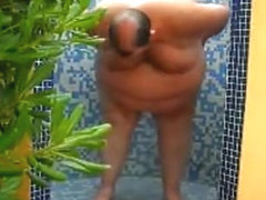 Gordito en la ducha 1