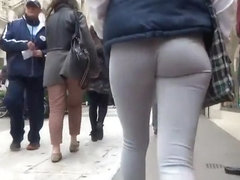 Voyeur follows hot ass in tights