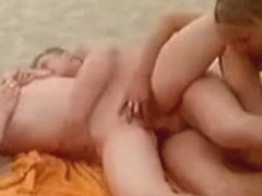 Deux blondes nues courrent sur une plage pour aller baiser