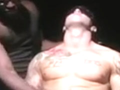 Deux blacks et un blanc au yeux bander