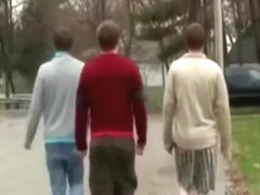 deux jeunes jumeaux et un ami