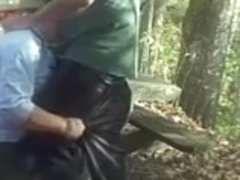 Sconosciuto e moldava nel parco lambro