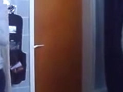 Vermieter bespannt deutsche Schwestern im Bad!