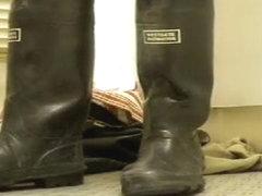 nlboots - socks bare feet trying to get into riverside wader