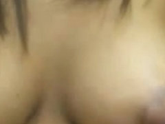 Une black aux seins laiteux s'exhibe nue et se caresse