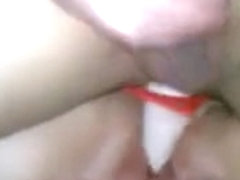 Bracni par deli dupli fake penis,muz trlja kitu o pickicu