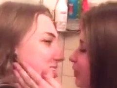 2 lesbians in the bathroom kissing