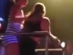 Une danseuse bandante en discotheque