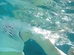 MILF STEPMOM UNDERWATER VOYEUR SPY (COMMENT!)