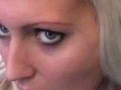 Jenny schluckt Ihren Muschisaft