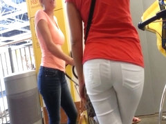 Dos Latinas Bootys - Candid