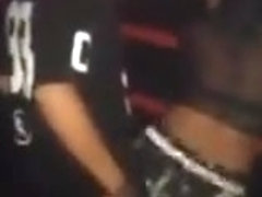 Une latina qui roule bien du cul contre une bite