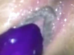 Fistee et sodomiser ma femme mouille abondamment et gémit de plaisir de se faire defoncer longuem.