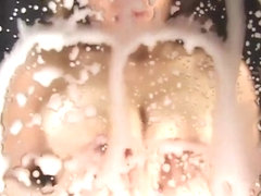 Japanisches Girl Spritzt milch aus ihrer Brust