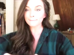 Amateur teen babe fucks her pussy with a dildo