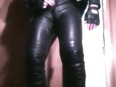 make water 'n' cum in piddled leather 'n' jeans