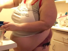 Bake with me! Dancing in the kitchen BBW Feedee Amber Crystal