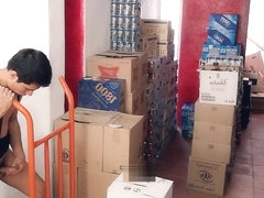 Masturbandome en la bodega mientras mi patron me ve por la camara de seguridad.