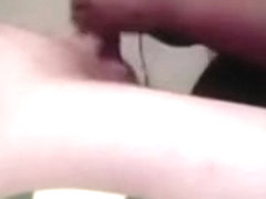 Il est vieux et éjacule tardivement après la branlette