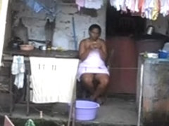 Flagra vivinha lavando roupa só de toalha